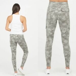SPANX Stretch Twill Ankle Cargo Pant Stone Wash Camo
Size Large